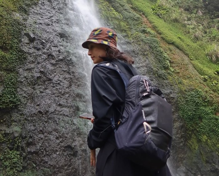 Seru Banget Tatjana Saphira Trekking ke Curug Cibereum