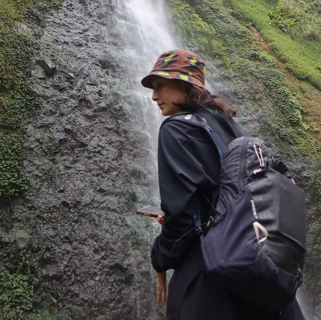 Seru Banget Tatjana Saphira Trekking ke Curug Cibereum