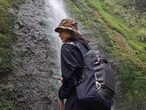 Seru Banget Tatjana Saphira Trekking ke Curug Cibereum