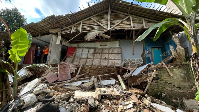 Tebing 15 Meter di Puncak Longsor, 1 Rumah Nyaris Amblas