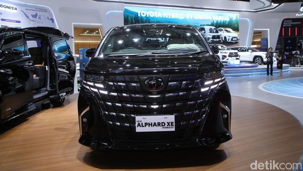 Toyota meluncurkan Alphard Hybrid tipe XE sebagai varian termurah dari lini MPV premium tersebut di ajang Indonesia International Motor Show (IIMS) 2026.