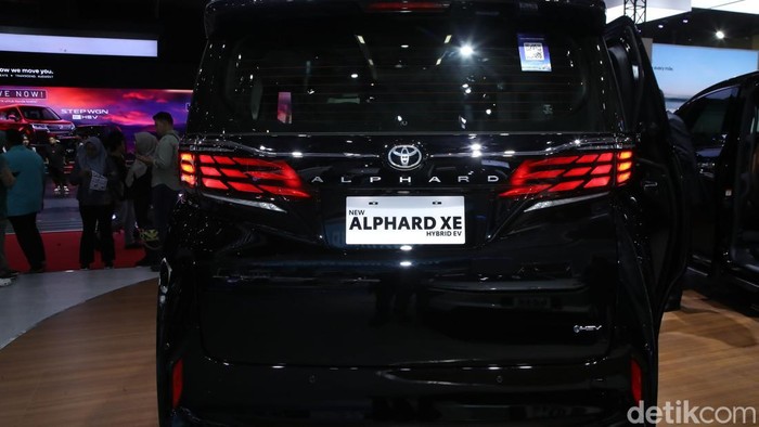 Toyota meluncurkan Alphard Hybrid tipe XE sebagai varian termurah dari lini MPV premium tersebut di ajang Indonesia International Motor Show (IIMS) 2026.