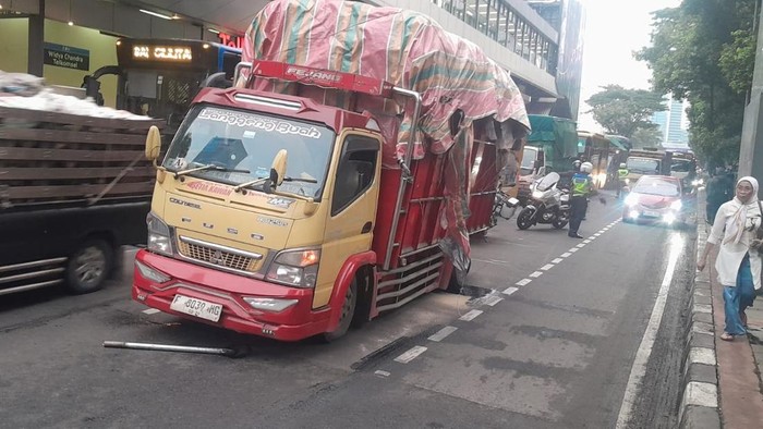 Truk Mogok di Depan Halte Widya Chandra, Sejumlah Bus TransJ Alihkan Rute