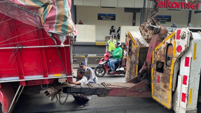 Sempat Bikin Macet, Truk Mogok di Jl Gatot Subroto Selesai Dievakuasi