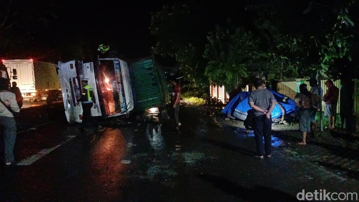 Mobil Bawa 5 Orang Sekeluarga Tertimpa Truk di Pangkep, Ayah-2 Anak Tewas