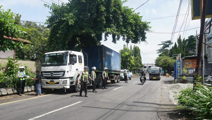 Truk yang parkir liar di Jombang