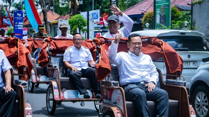 Bahagianya Rukiman, Lansia Asal Gresik Terima Becak Listrik dari Prabowo