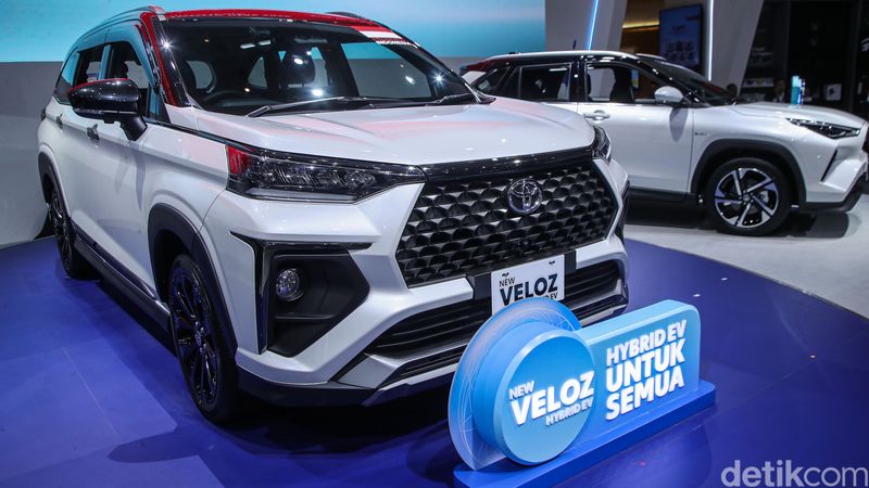 Toyota meluncurkan tiga mobil hybrid baru di IIMS 2026. Vios, Yaris Cross, dan Veloz ditawarkan dengan harga lebih terjangkau.