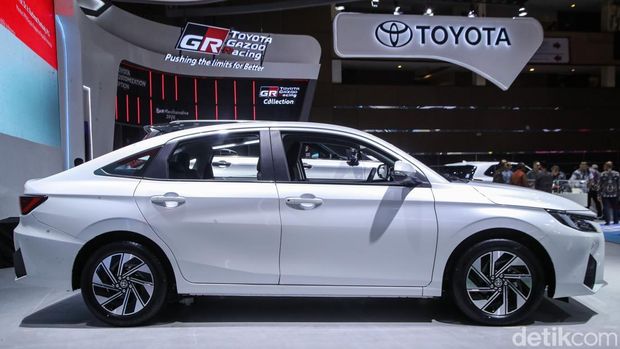 Toyota meluncurkan tiga mobil hybrid baru di IIMS 2026. Vios, Yaris Cross, dan Veloz ditawarkan dengan harga lebih terjangkau.