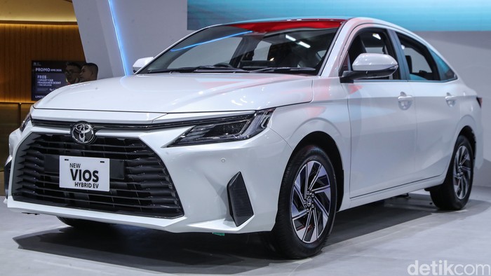 Toyota meluncurkan tiga mobil hybrid baru di IIMS 2026. Vios, Yaris Cross, dan Veloz ditawarkan dengan harga lebih terjangkau.