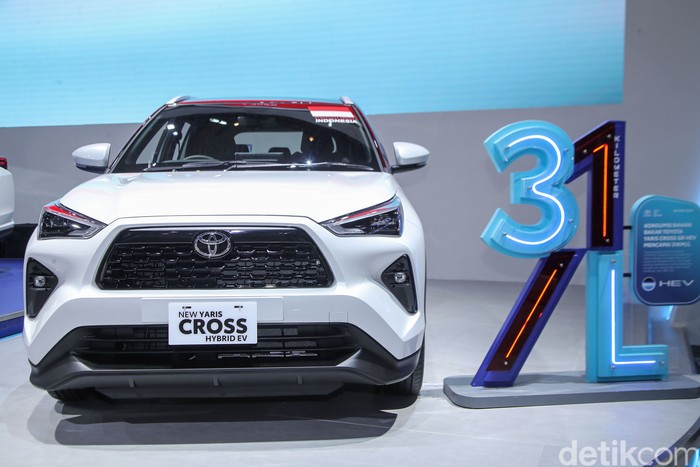 Toyota meluncurkan tiga mobil hybrid baru di IIMS 2026. Vios, Yaris Cross, dan Veloz ditawarkan dengan harga lebih terjangkau.