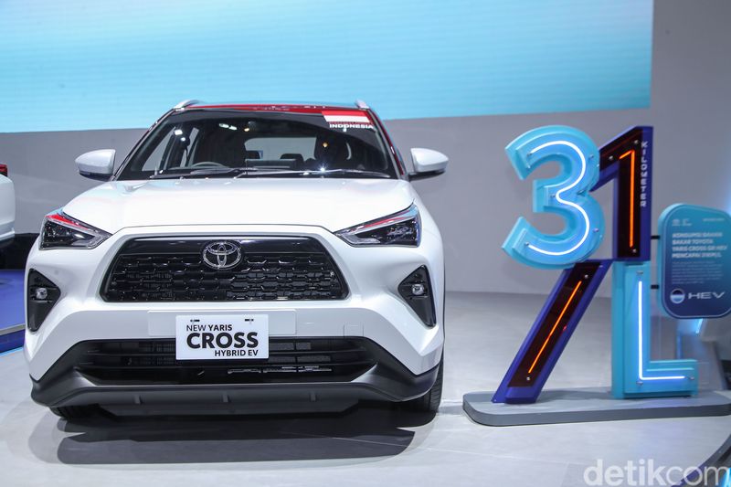 Toyota meluncurkan tiga mobil hybrid baru di IIMS 2026. Vios, Yaris Cross, dan Veloz ditawarkan dengan harga lebih terjangkau.
