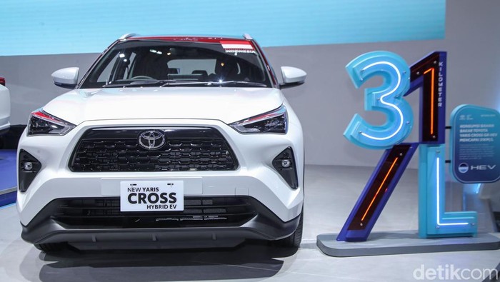 Toyota meluncurkan tiga mobil hybrid baru di IIMS 2026. Vios, Yaris Cross, dan Veloz ditawarkan dengan harga lebih terjangkau.