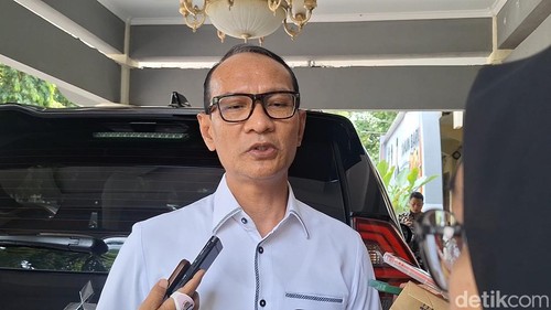 Wali Kota Mataram Mohan Roliskana saat diwawancarai di kantor wali kota, Kamis (5/2/2026).