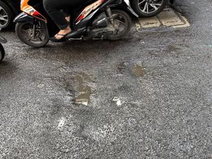 Warga Keluhkan Lubang di Jalan Gatot Subroto Jaksel Bikin Rawan Kecelakaan