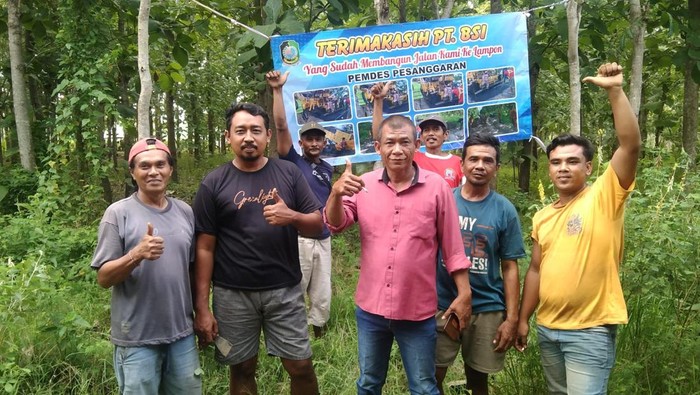 Bentangkan Spanduk, Warga Apresiasi PT BSI Wujudkan Pengaspalan Jalan Desa