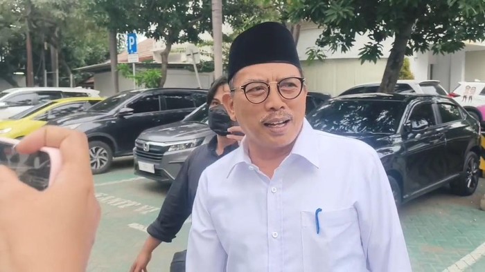 Wawali Armuji bersama Ketua DPRD Jatim Musyafak Rouf memenuhi panggilan pemeriksaan kasus dugaan korupsi Bimtek DPRD Surabaya 2009-2014 di Polrestabes Surabaya.