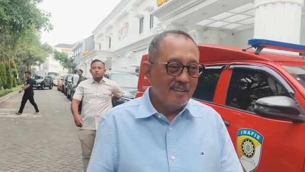 Wawali Armuji bersama Ketua DPRD Jatim Musyafak Rouf memenuhi panggilan pemeriksaan kasus dugaan korupsi Bimtek DPRD Surabaya 2009-2014 di Polrestabes Surabaya.