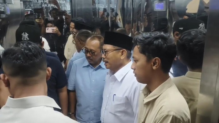 Wawali Armuji bersama Ketua DPRD Jatim Musyafak Rouf memenuhi panggilan pemeriksaan kasus dugaan korupsi Bimtek DPRD Surabaya 2009-2014 di Polrestabes Surabaya.