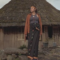 Gaya Wulan Guritno di NTT, Tampil Tradisional nan Stylish Pakai Kain Songke