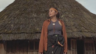 Gaya Wulan Guritno di NTT, Tampil Tradisional nan Stylish Pakai Kain Songket