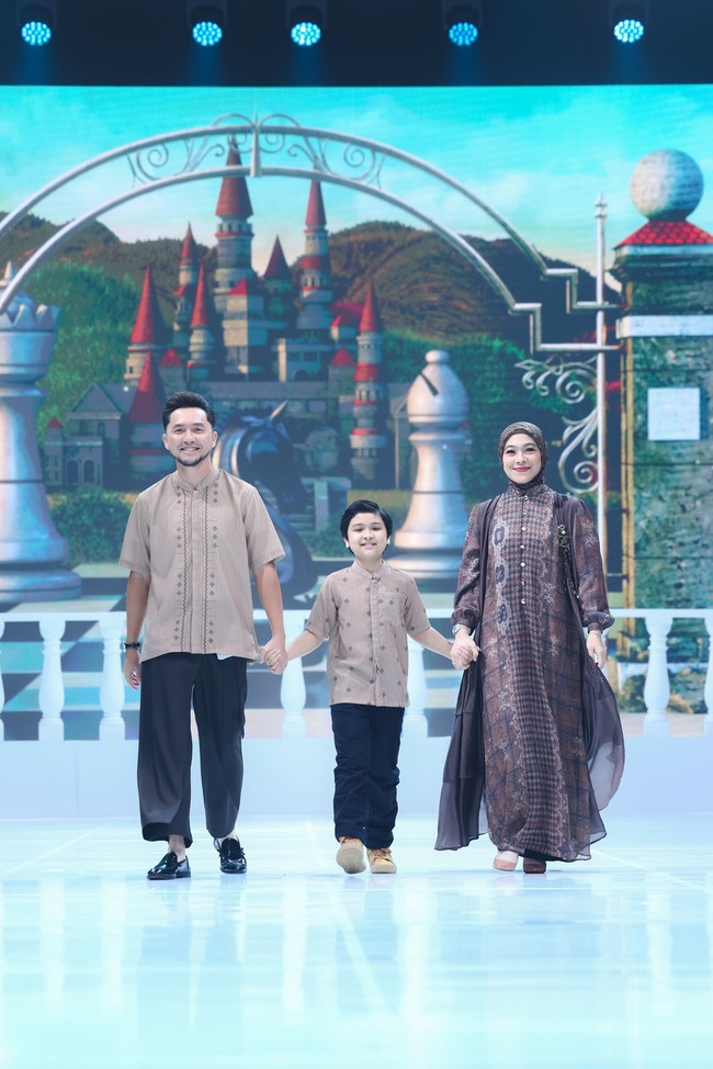 Pasangan Dian Ayu dan Ananda Omesh tampil kompak dan bersahaja dalam balutan busana muslim bernuansa cokelat yang serasi bersama muse anak laki-laki, menciptakan kesan keluarga yang harmonis dan elegan di atas panggung. Foto: Dok. @zaskiasungkar15 & @shireensungkar.
