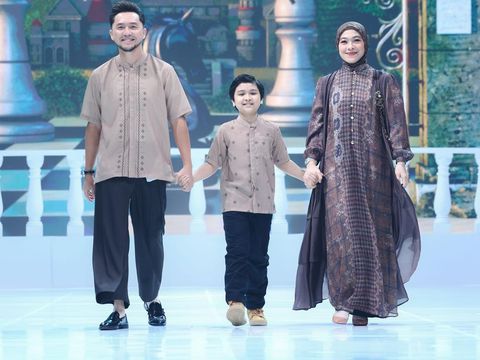 Deretan selebriti yang membawakan koleksi baju Lebaran dari Zaskia dan Shireen Sungkar.