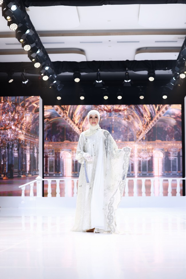 Aktris senior Inneke Koesherawati memancarkan kemewahan dalam balutan busana muslim serba putih yang megah, lengkap dengan detail payet berkilau dan aksen brokat yang memberikan kesan anggun dan berkelas. Foto: Dok. @zaskiasungkar15 & @shireensungkar.