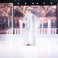 Aktris senior Inneke Koesherawati memancarkan kemewahan dalam balutan busana muslim serba putih yang megah, lengkap dengan detail payet berkilau dan aksen brokat yang memberikan kesan anggun dan berkelas. Foto: Dok. @zaskiasungkar15 & @shireensungkar.