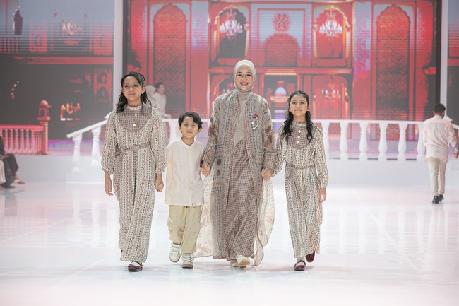 Natasha Rizky tampil memikat dalam balutan busana muslim rancangan Shibyshireen, bernuansa earth tone yang memadukan kesan santun, elegan dan harmonis bersama anak-anaknya. Foto: Dok. @zaskiasungkar15 & @shireensungkar.