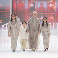 Natasha Rizky tampil memikat dalam balutan busana muslim rancangan Shibyshireen, bernuansa earth tone yang memadukan kesan santun, elegan dan harmonis bersama anak-anaknya. Foto: Dok. @zaskiasungkar15 & @shireensungkar.