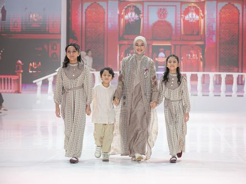 Deretan selebriti yang membawakan koleksi baju Lebaran dari Zaskia dan Shireen Sungkar.