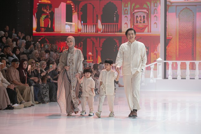 Roger Danuarta dan Cut Meyriska memancarkan aura kebahagiaan yang selaras dalam balutan busana muslim bertema nude dan etnik yang memancarkan kehangatan keluarga yang elegan saat berjalan bersama kedua putra mereka. Foto: Dok. @zaskiasungkar15 & @shireensungkar.