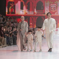 Roger Danuarta dan Cut Meyriska memancarkan aura kebahagiaan yang selaras dalam balutan busana muslim bertema nude dan etnik yang memancarkan kehangatan keluarga yang elegan saat berjalan bersama kedua putra mereka. Foto: Dok. @zaskiasungkar15 & @shireensungkar.