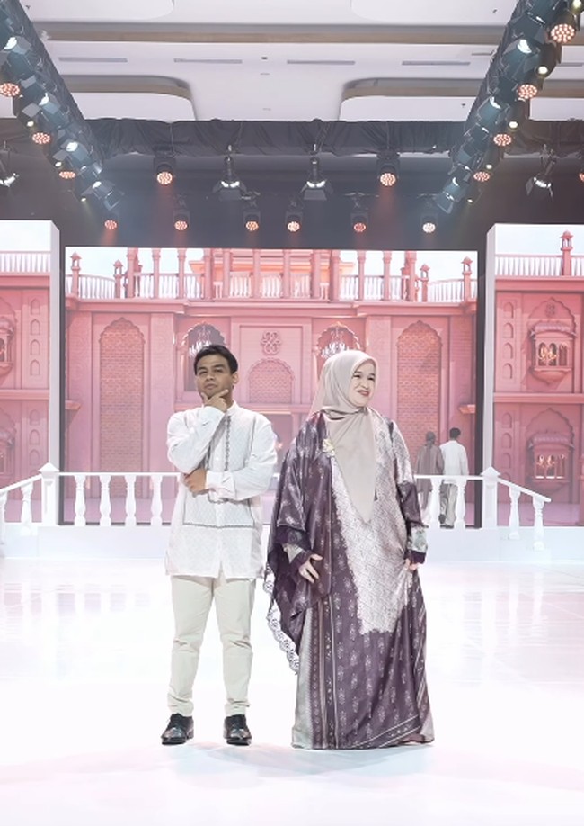 Ada juga Fadil Jaidi dan ibunya yang mengenakan busana dari Shi by Shireen. Fadil mengenakan baju koko putih bersih beraksen bordir, sementara sang ibu tampak memesona dalam balutan kaftan bernuansa ungu bermotif etnik yang elegan. Foto: Dok. @zaskiasungkar15 & @shireensungkar.