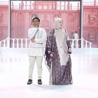 Ada juga Fadil Jaidi dan ibunya yang mengenakan busana dari Shi by Shireen. Fadil mengenakan baju koko putih bersih beraksen bordir, sementara sang ibu tampak memesona dalam balutan kaftan bernuansa ungu bermotif etnik yang elegan. Foto: Dok. @zaskiasungkar15 & @shireensungkar.