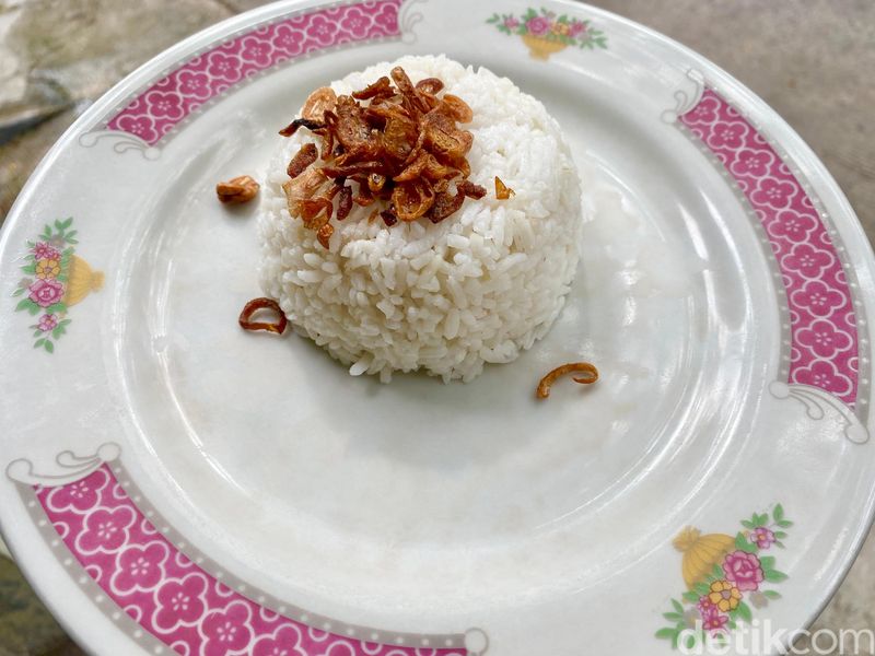 Aduh Sedapnye! Nasi Uduk Suka Hati Sejak 1970 dengan Ayam Goreng Kalasan