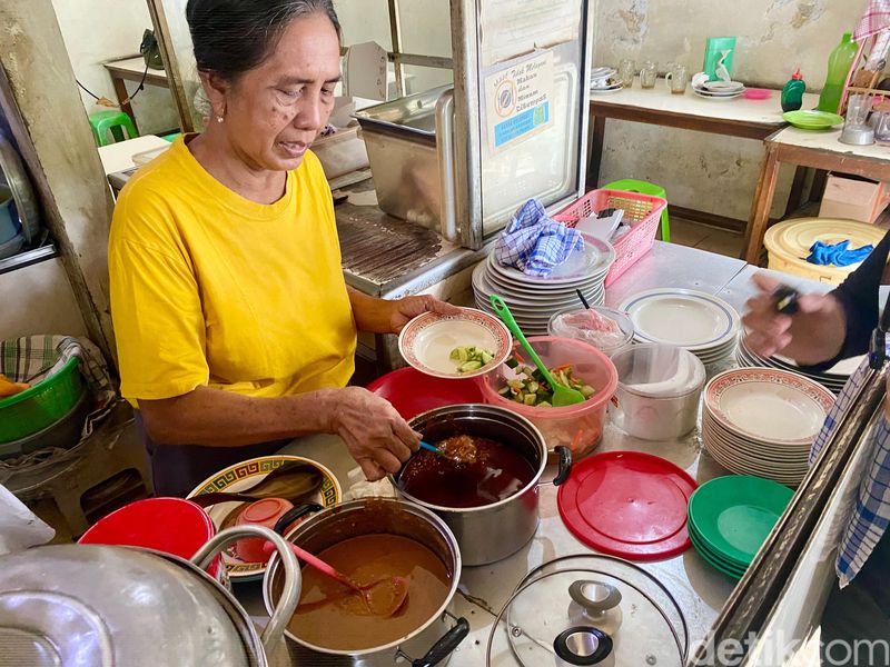 Aduh Sedapnye! Nasi Uduk Suka Hati Sejak 1970 dengan Ayam Goreng Kalasan