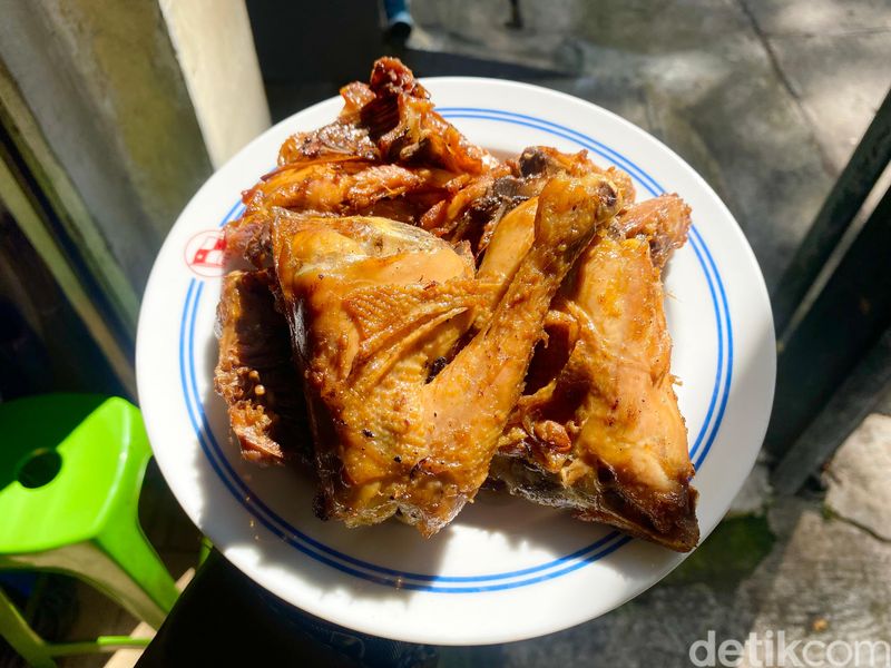 Aduh Sedapnye! Nasi Uduk Suka Hati Sejak 1970 dengan Ayam Goreng Kalasan