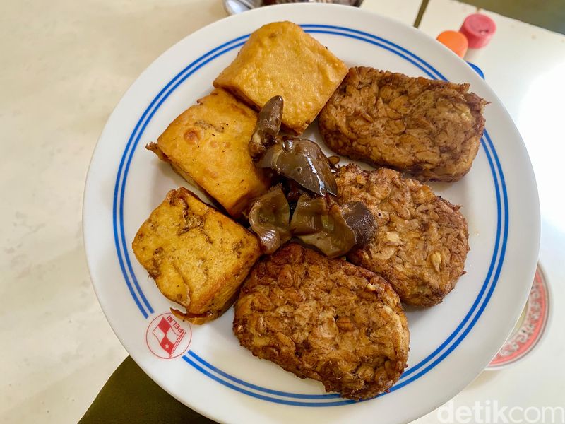 Aduh Sedapnye! Nasi Uduk Suka Hati Sejak 1970 dengan Ayam Goreng Kalasan