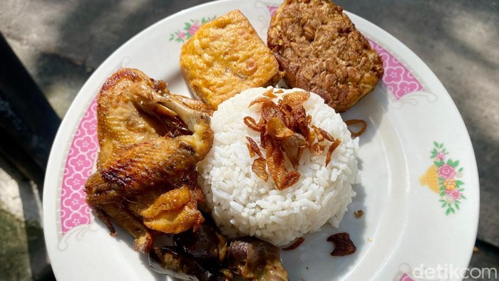 Aduh Sedapnye! Nasi Uduk Suka Hati Sejak 1970 dengan Ayam Goreng Kalasan