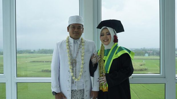 Viral! Pasangan di UIN Sunan Kudus, Kabupaten Kudus, Jawa Tengah, momen akad nikah & wisuda. Habis akad nikah langsung ambil ijazah, momen unik ini jadi sorotan netizen di media sosial.