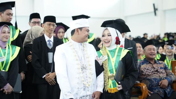 Viral! Pasangan di UIN Sunan Kudus, Kabupaten Kudus, Jawa Tengah, momen akad nikah & wisuda. Habis akad nikah langsung ambil ijazah, momen unik ini jadi sorotan netizen di media sosial.