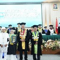 Pengantin Viral, Usai Akad Nikah Naik Panggung Wisuda Pakai Gaun Pengantin