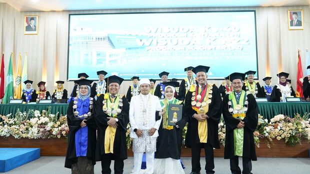 Viral! Pasangan di UIN Sunan Kudus, Kabupaten Kudus, Jawa Tengah, momen akad nikah & wisuda. Habis akad nikah langsung ambil ijazah, momen unik ini jadi sorotan netizen di media sosial.