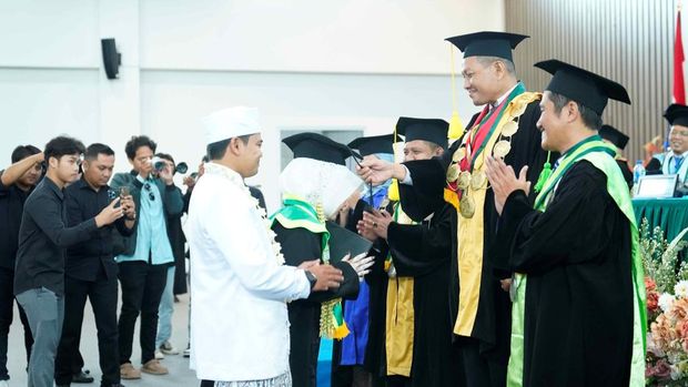 Viral! Pasangan di UIN Sunan Kudus, Kabupaten Kudus, Jawa Tengah, momen akad nikah & wisuda. Habis akad nikah langsung ambil ijazah, momen unik ini jadi sorotan netizen di media sosial.