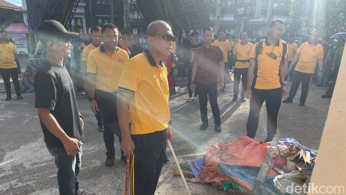 Aksi Kapolda Jabar Gotong Royong Bersihkan Pantai Pangandaran