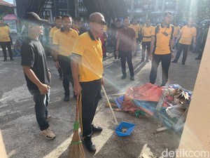 Aksi Kapolda Jabar Gotong Royong Bersihkan Pantai Pangandaran