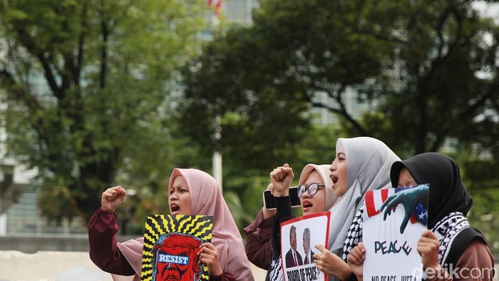 Peserta aksi dari Aqsa Working Group menggelar unjuk rasa di depan Kedutaan Besar Amerika Serikat di Jalan Medan Merdeka Selatan, Jakarta, Jumat (6/2/2026).