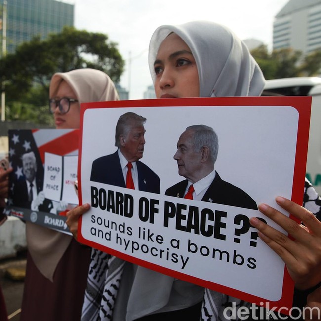 Aksi Massa Tolak Dewan Perdamaian di Kedubes AS